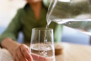 اكتشاف علاقة غير متوقعة بين الماء وهرمون التوتر في الجسم!